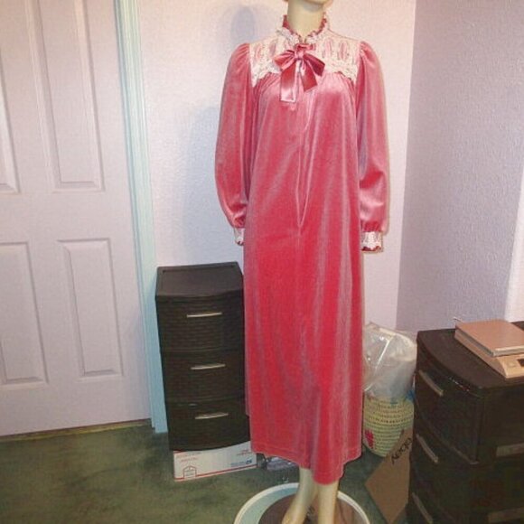 Vtg Gilligan & O'Malley Velour Nightgown Robe Size S Long Pockets Prairie Modest - Picture 1 of 12